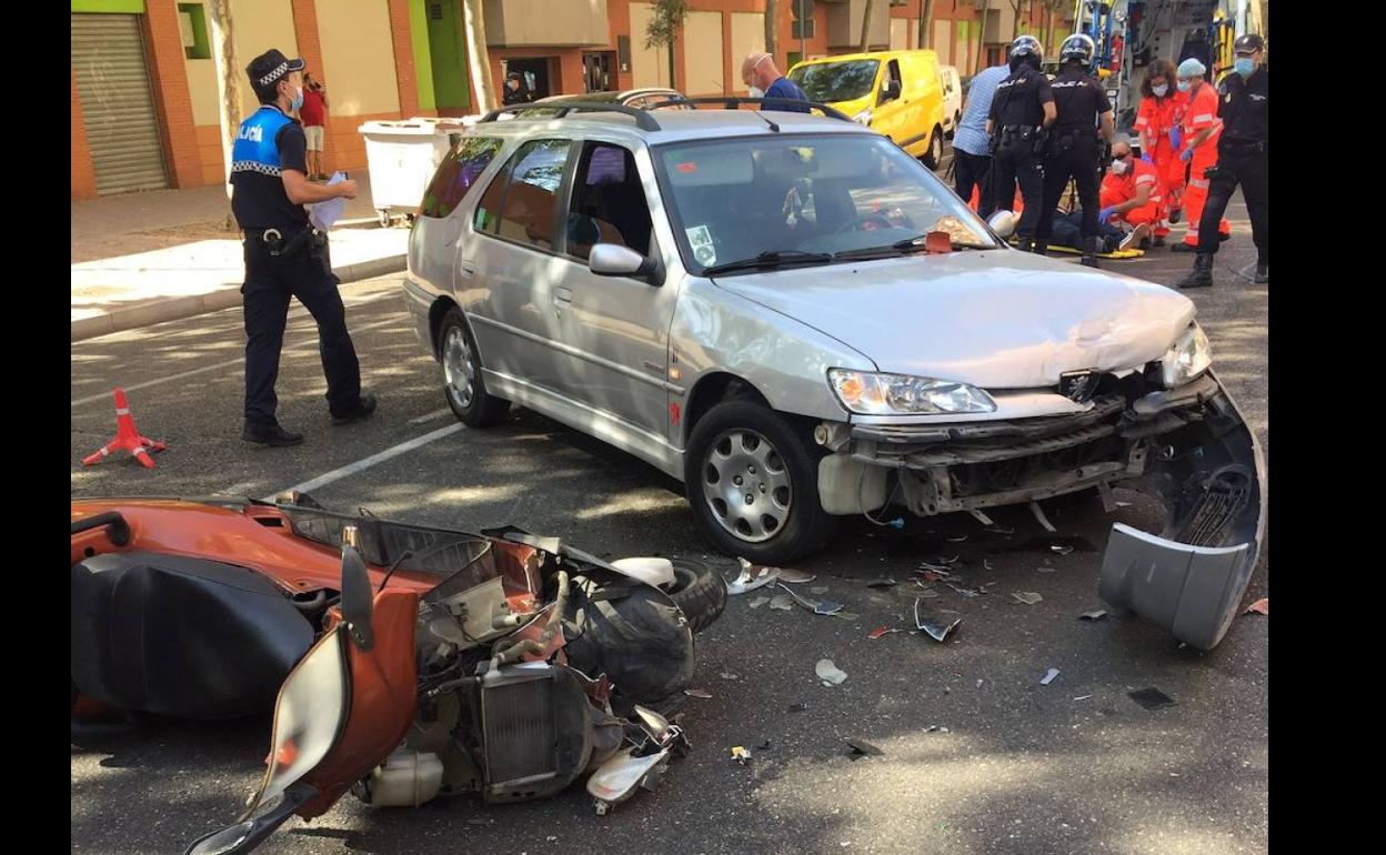 Colisión entre la moto y el coche, este miércoles en el Paseo Juan Carlos I. 