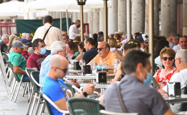 Una terraza en la Plaza Mayor de Valladolid.