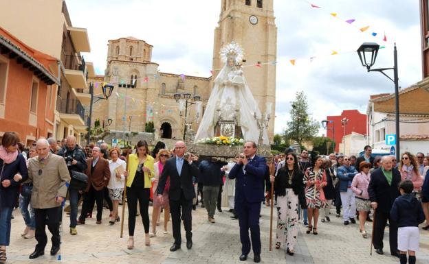 Procesión en honor a la Virgen del Milagro en Villamuriel de Cerrato. 