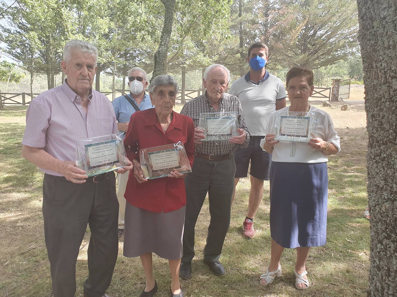 Los cuatro mayores homenajeados junto al presidente de la asociación y el concejal de Cultura.