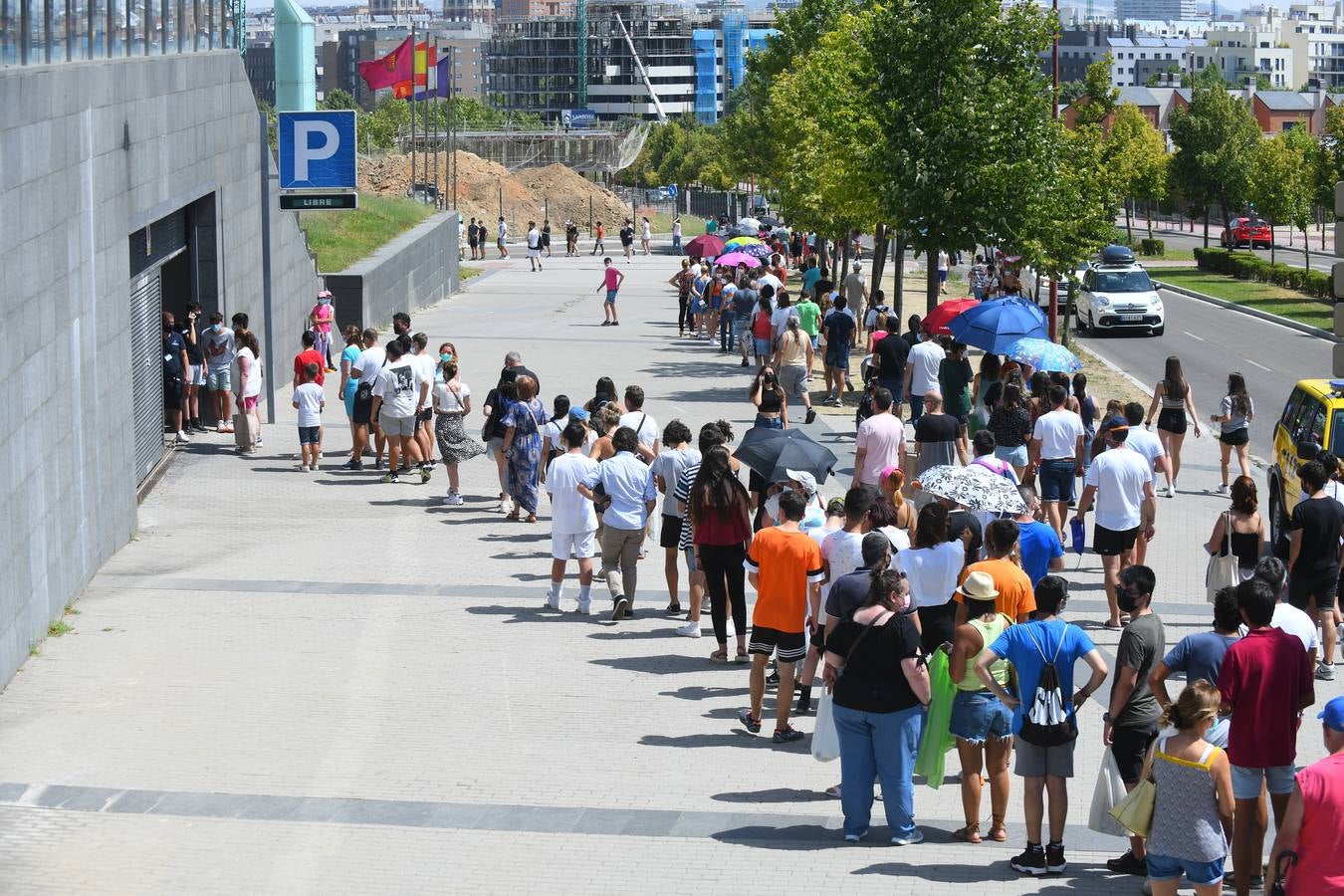 Fotos: Colas de vacunación contra la covid en Valladolid bajo un intenso calor