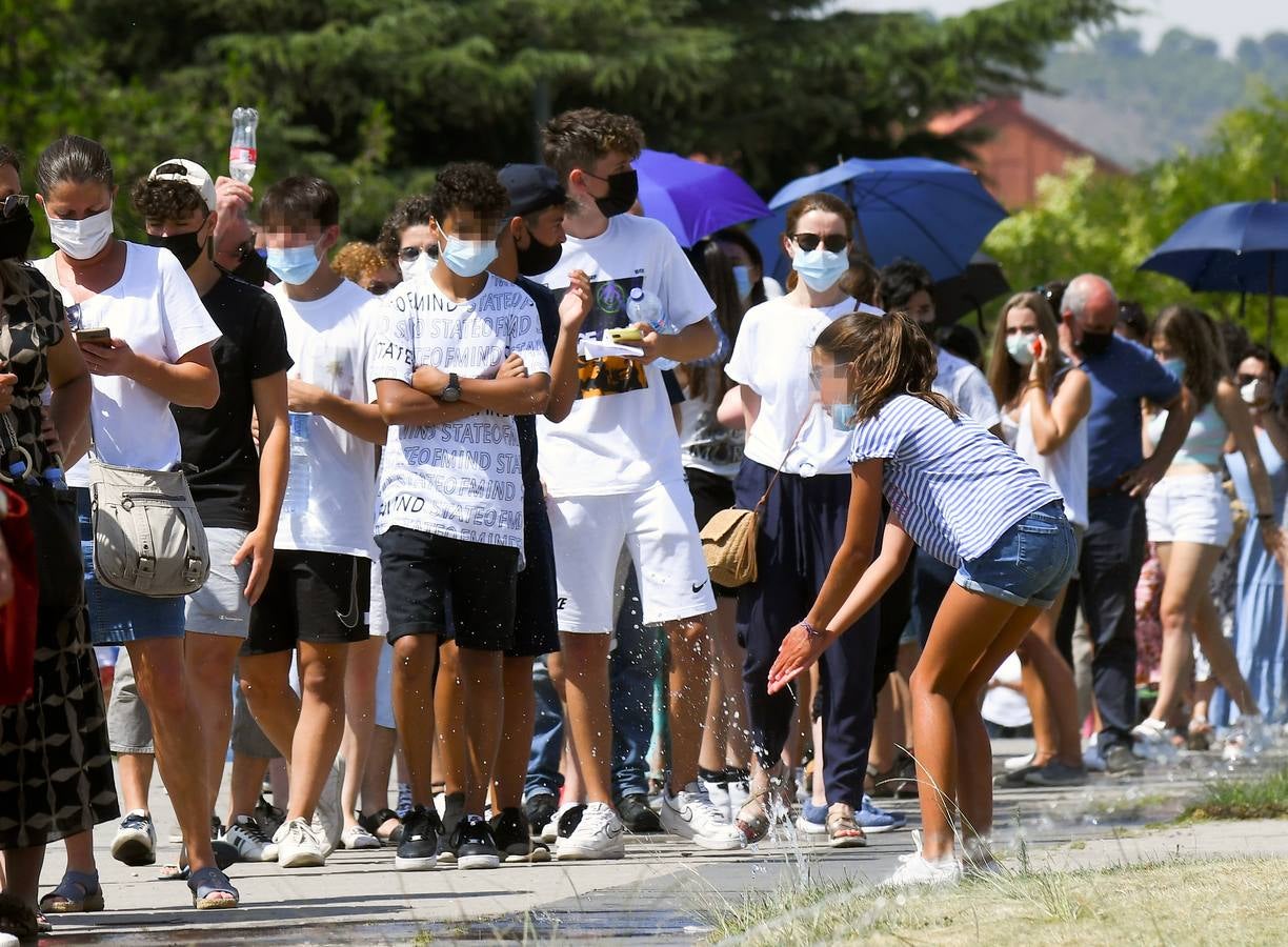 Fotos: Colas de vacunación contra la covid en Valladolid bajo un intenso calor