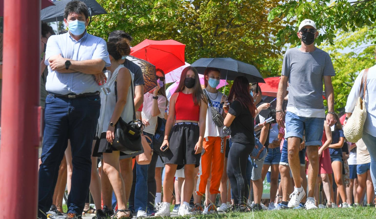 Fotos: Colas de vacunación contra la covid en Valladolid bajo un intenso calor