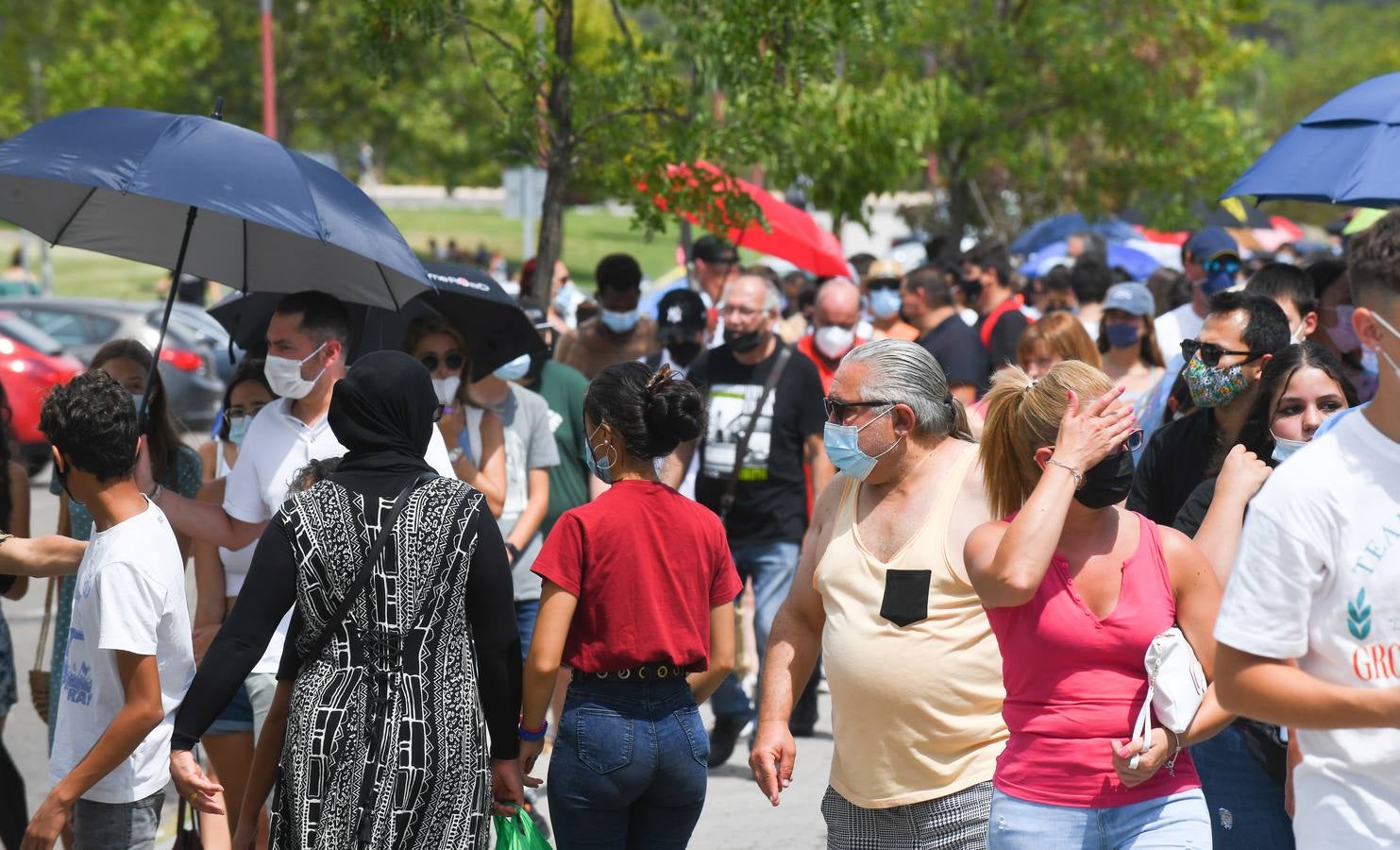 Fotos: Colas de vacunación contra la covid en Valladolid bajo un intenso calor