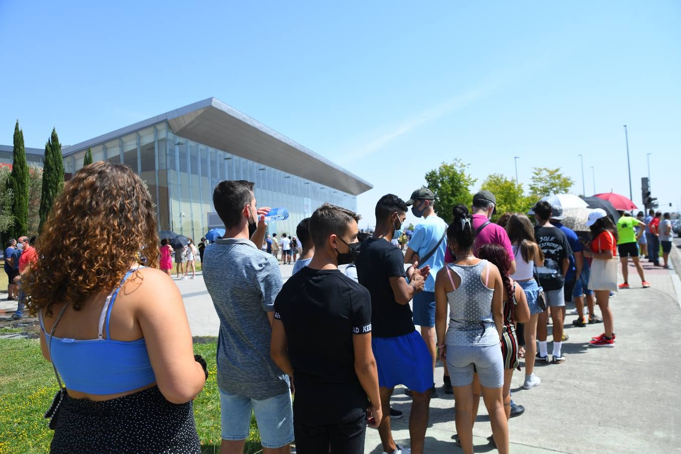 Fotos: Colas de vacunación contra la covid en Valladolid bajo un intenso calor