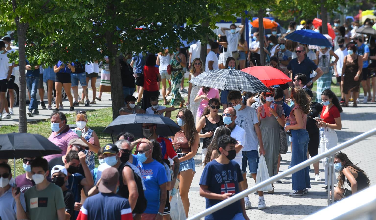 Fotos: Colas de vacunación contra la covid en Valladolid bajo un intenso calor