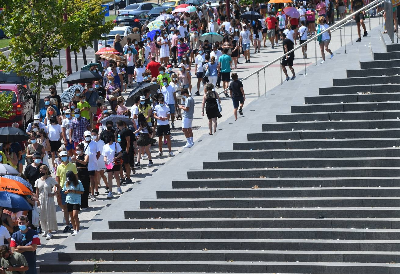 Fotos: Colas de vacunación contra la covid en Valladolid bajo un intenso calor