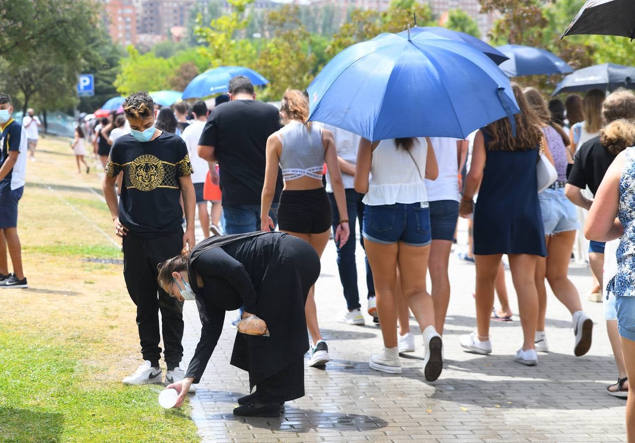 Fotos: Colas de vacunación contra la covid en Valladolid bajo un intenso calor
