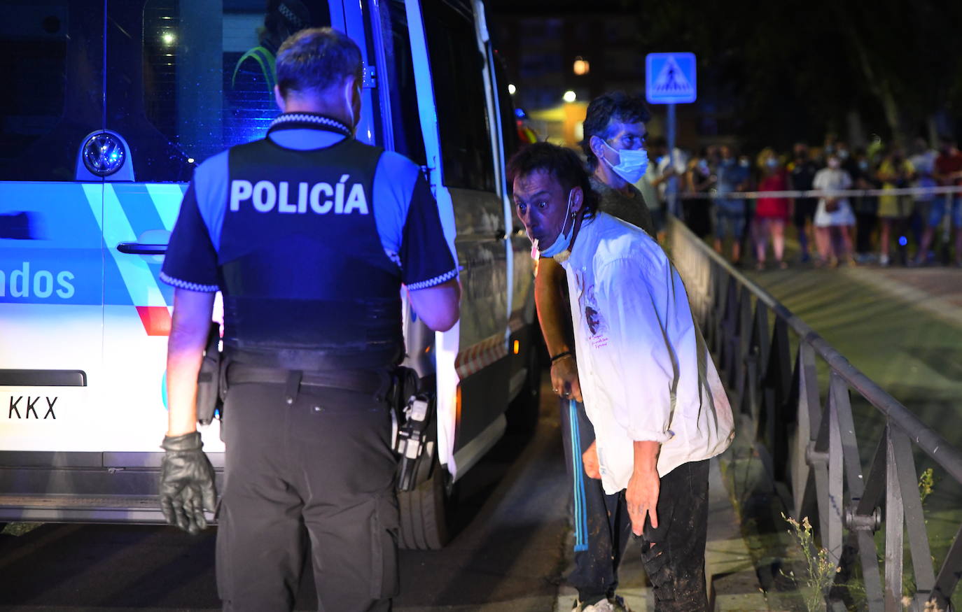 Fotos: Caen al Pisuerga con su coche tras salirse de la vía en Valladolid