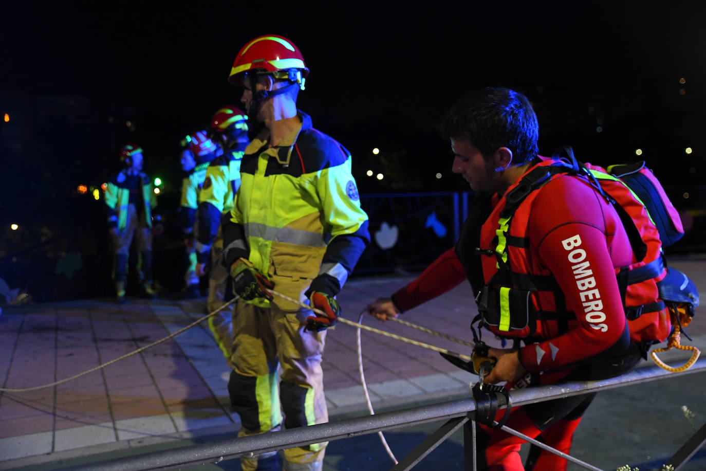 Fotos: Caen al Pisuerga con su coche tras salirse de la vía en Valladolid