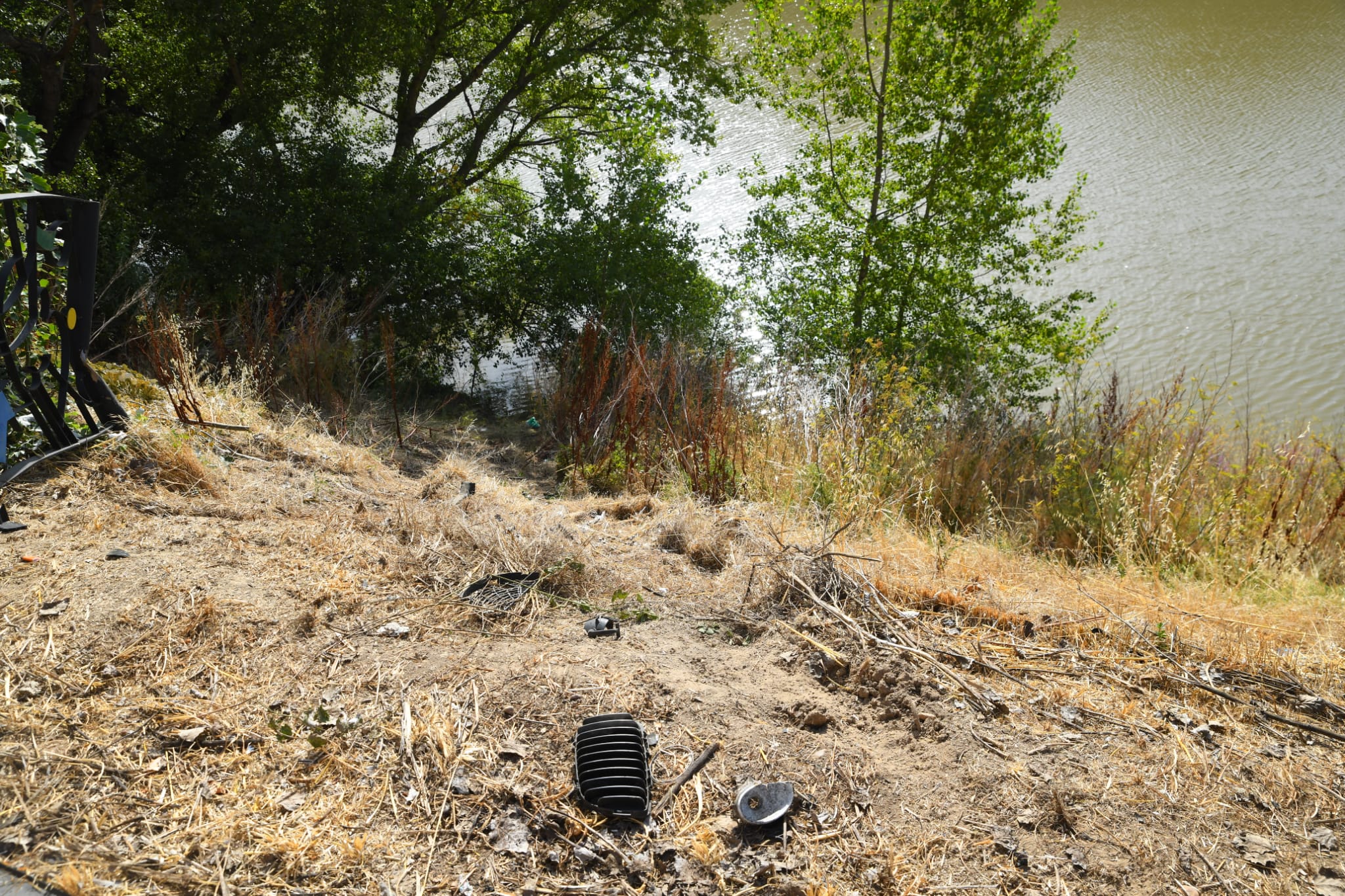 Fotos: Caen al Pisuerga con su coche tras salirse de la vía en Valladolid