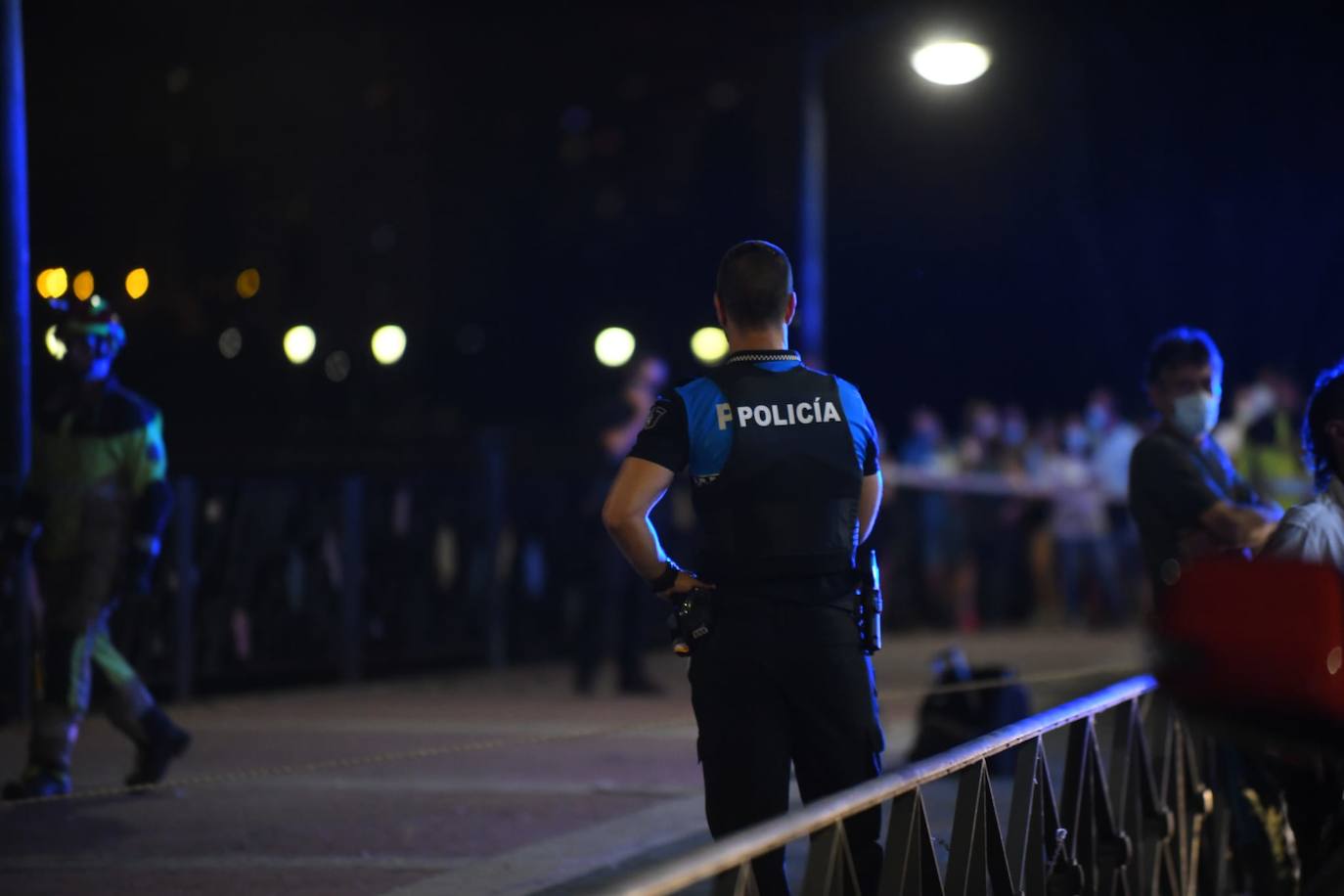 Fotos: Caen al Pisuerga con su coche tras salirse de la vía en Valladolid