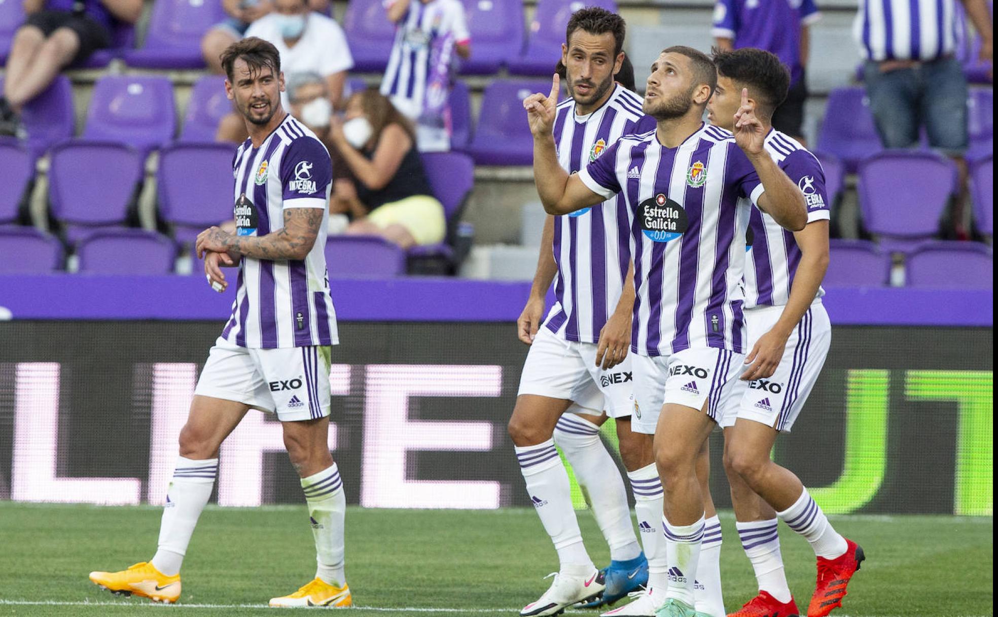 Shon Weissman celebra un gol en pretemporada ante la mirada de Luis Pérez. 