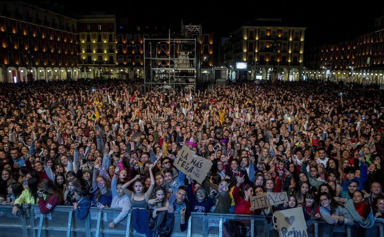 La Plaza Mayor de Valladolid, abarrotada durante el concierto de Bad Gyal en la Feria y Fiestas de la Virgen de San Lorenzo de 2019.