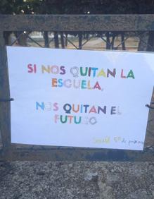 Imagen secundaria 2 - Algunos de los niños realizando los carteles, que se colocaron en las inmediaciones de la escuela.