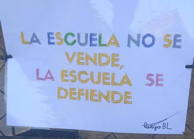 Imagen secundaria 1 - Algunos de los niños realizando los carteles, que se colocaron en las inmediaciones de la escuela.