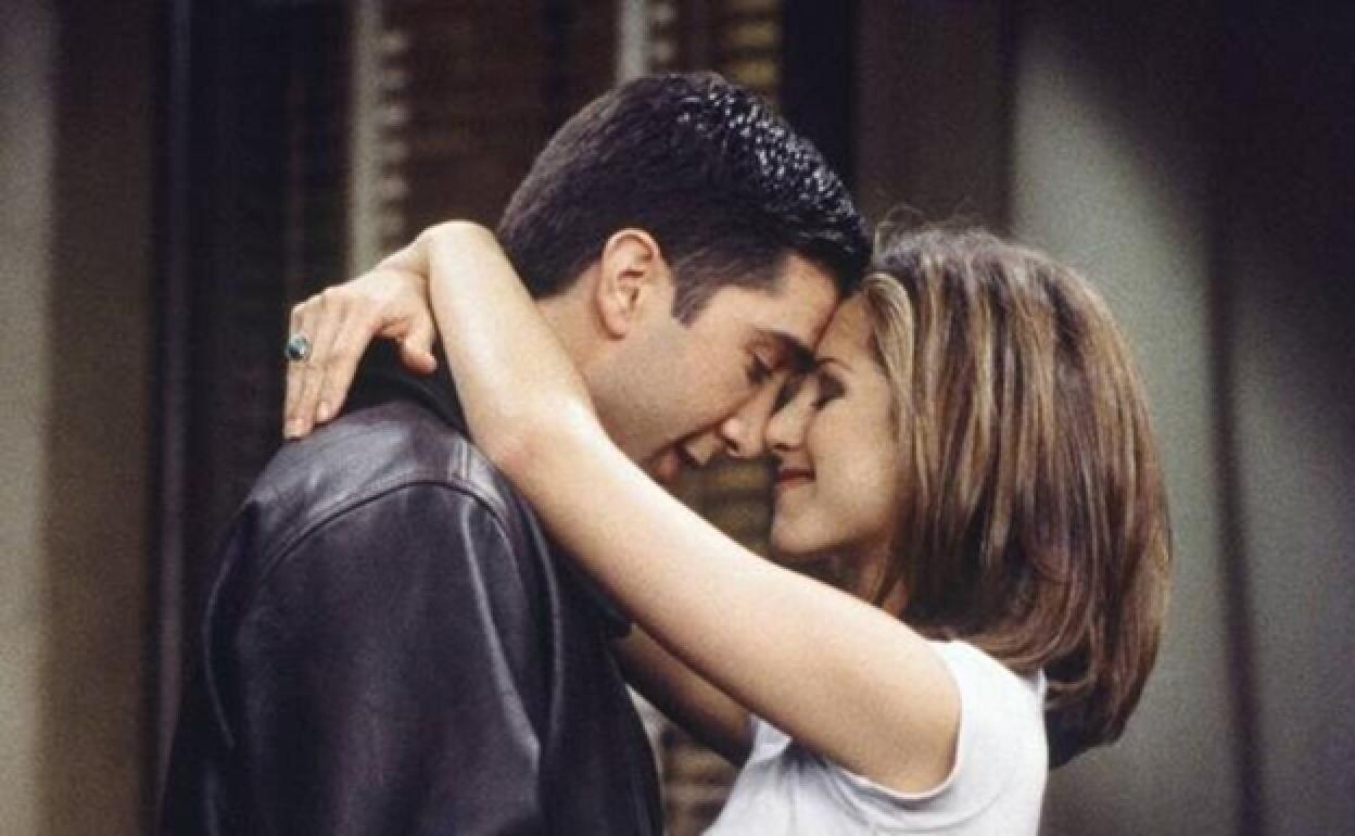 Una cariñosa escena entre Jennifer y David en la serie 'Friends'. 