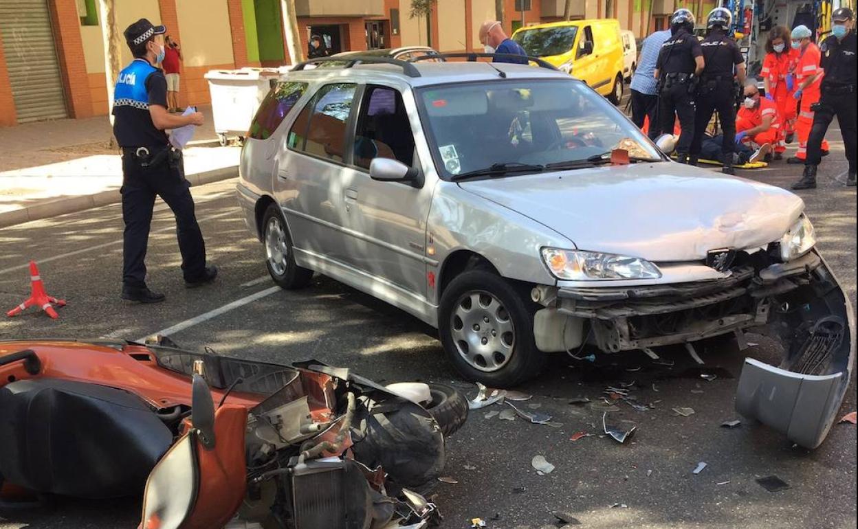 Colisión entre la moto, en la que circulaba el policía, y un vehículo en el cruce entre el Paseo Juan Carlos I y Huelva, el miércoles. 