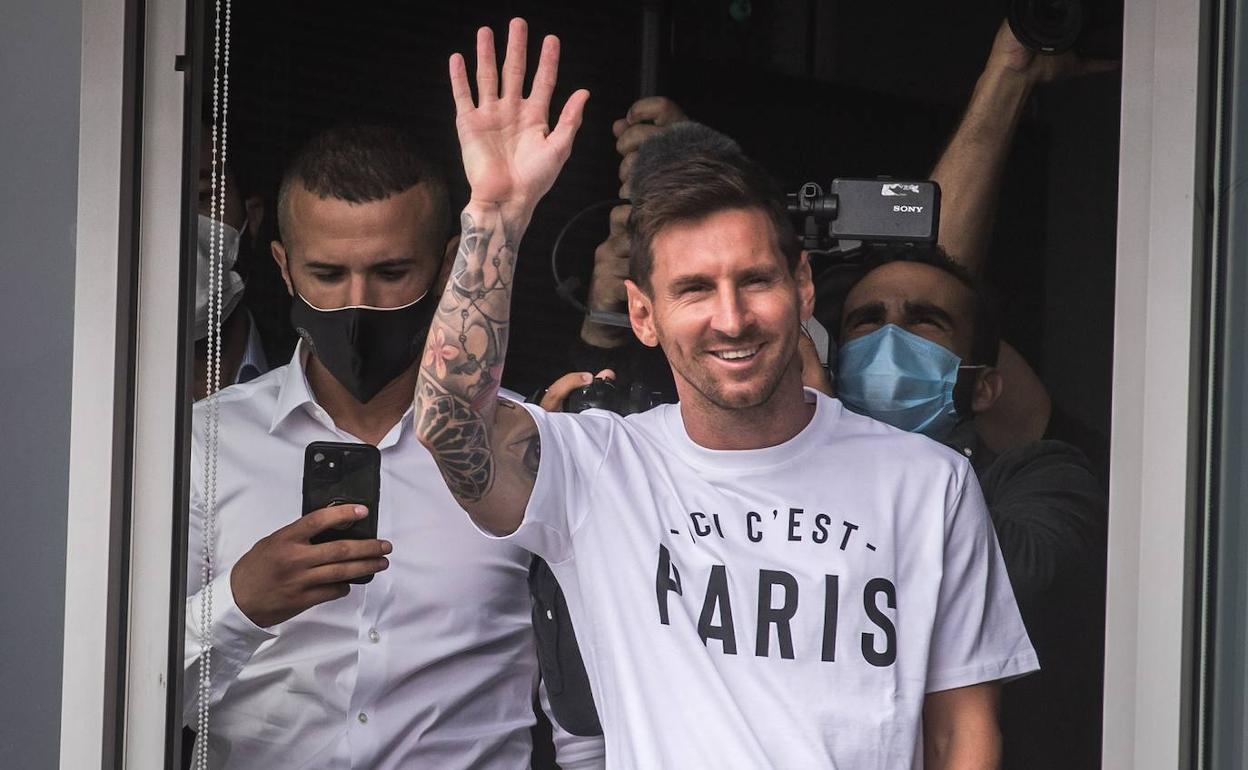 Leo Messi sonríe durante su presentación ayer en el PSG de París.