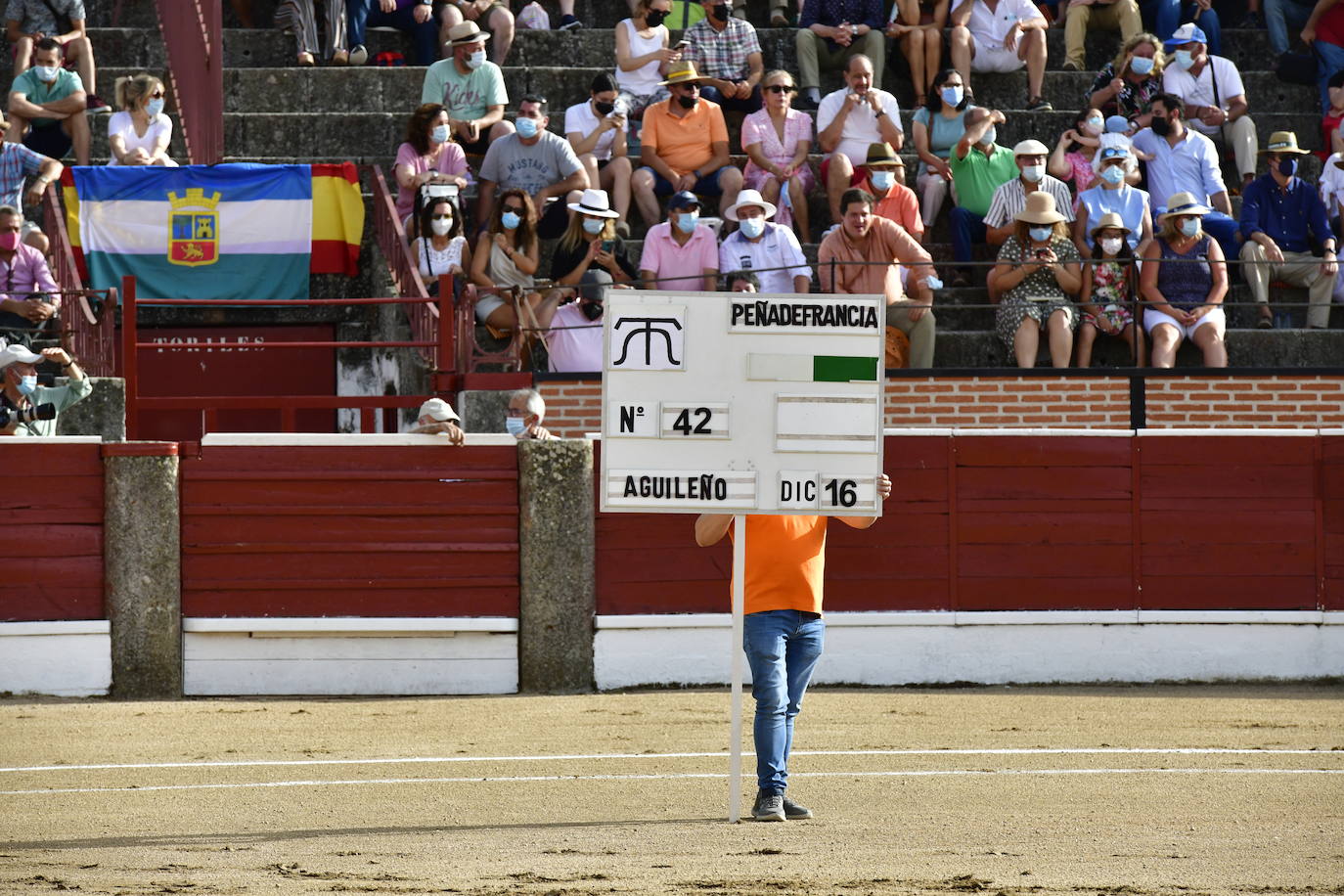 Imágenes de la corrida de este viernes en El Espinar.