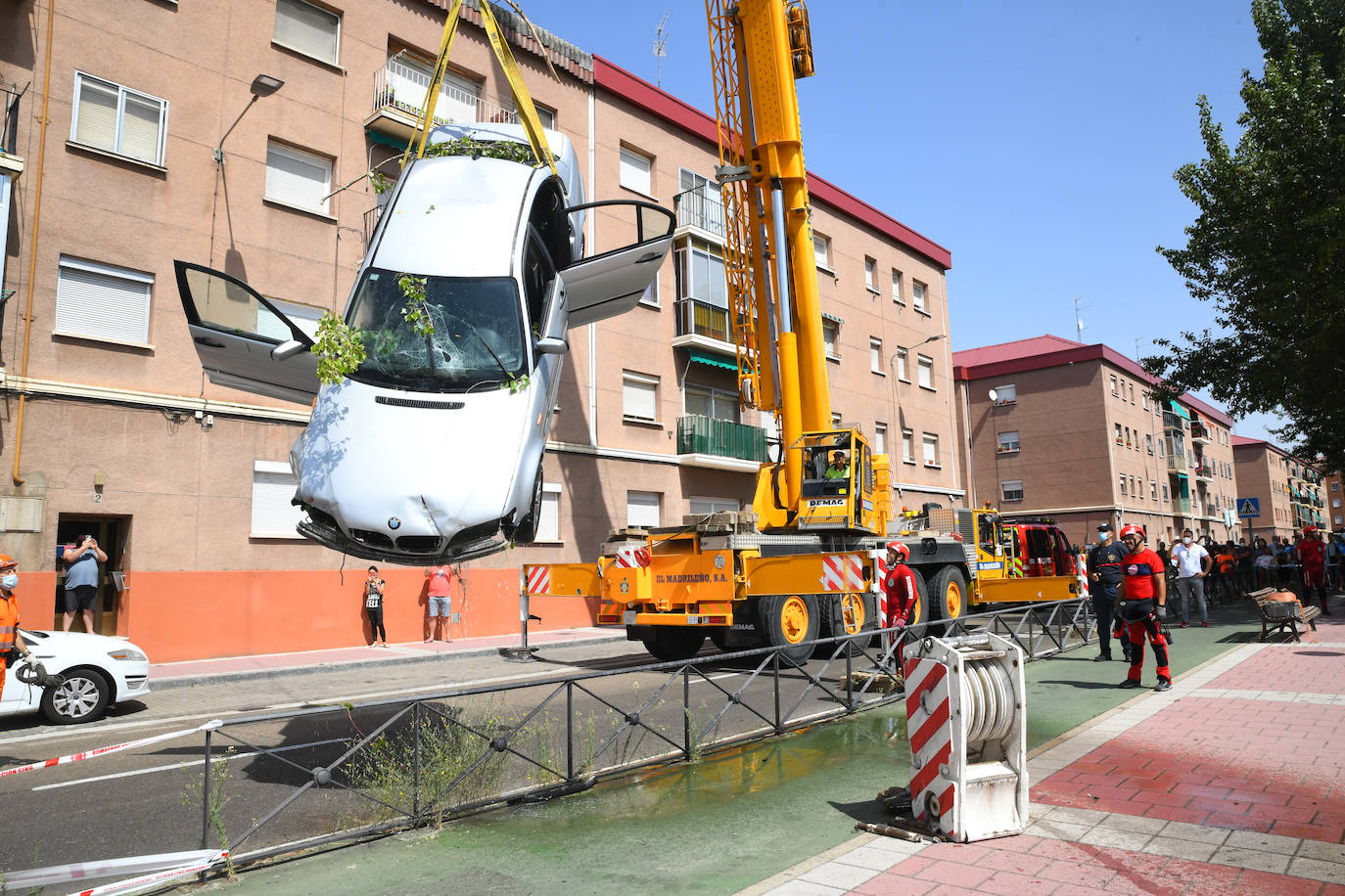 Fotos: Los bomberos sacan del Pisuerga el coche que cayó con tres personas dentro