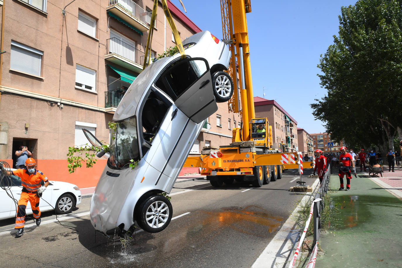 Fotos: Los bomberos sacan del Pisuerga el coche que cayó con tres personas dentro