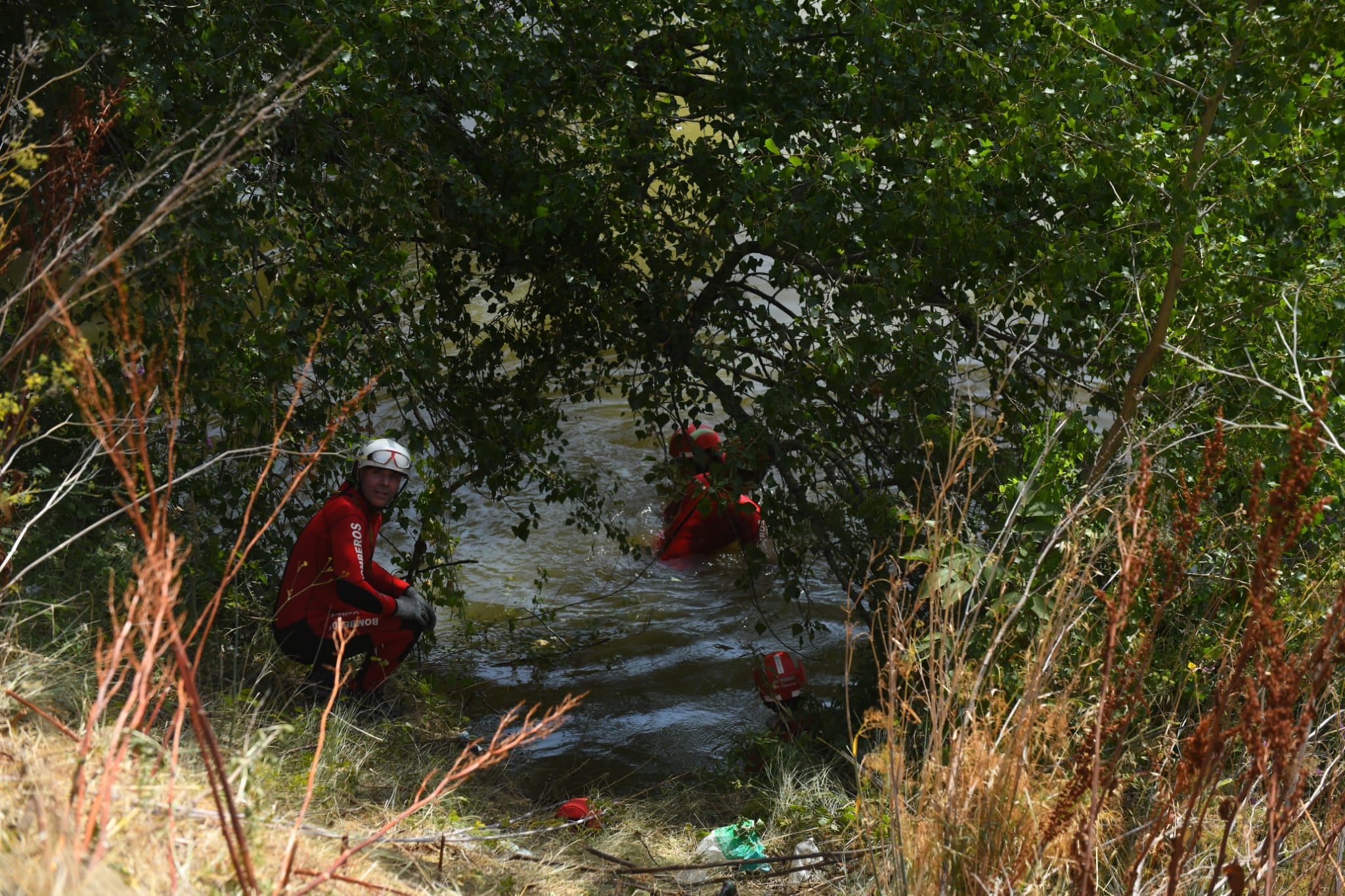 Fotos: Los bomberos sacan del Pisuerga el coche que cayó con tres personas dentro