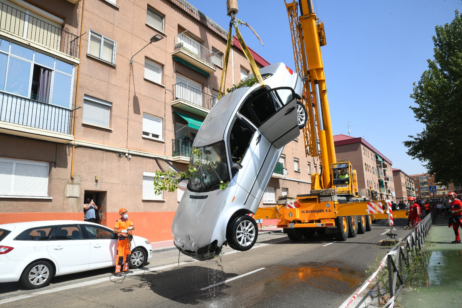Fotos: Los bomberos sacan del Pisuerga el coche que cayó con tres personas dentro