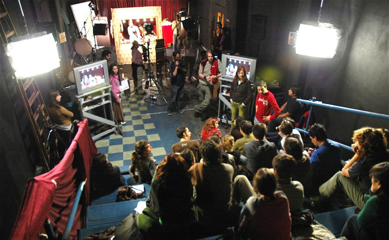 Scott Cleverdon y Assumpta Serna dando clase. 