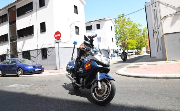 Dos motoristas de la Policía Nacional patrullan por el 29 de Octubre, el miércoles. 