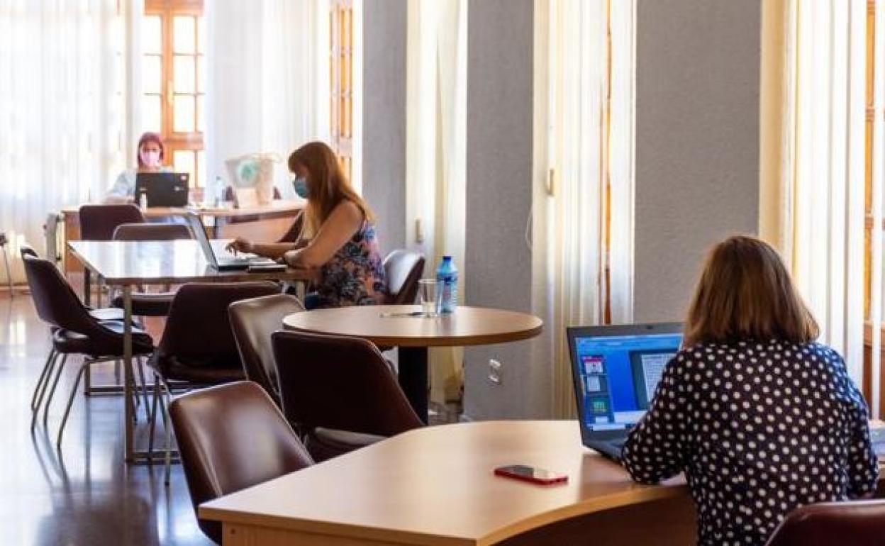 Usuarias teletrabajan en el centro de coworking de Paredes de Nava (Palencia). 