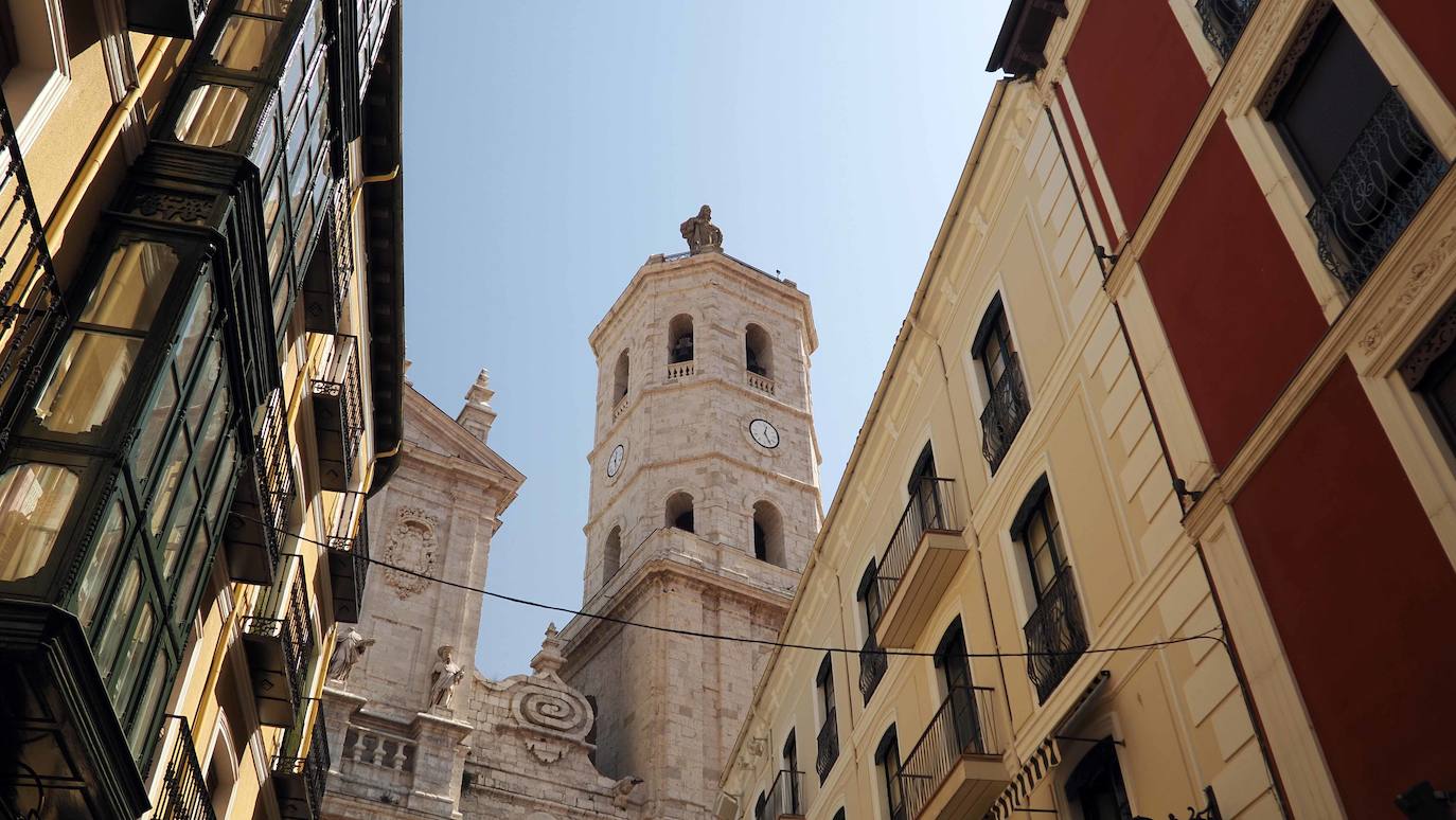 Entre los monumentos más importantes de este barrio se encuentran plaza Mayor, plaza Zorrilla o plaza España, entre otros