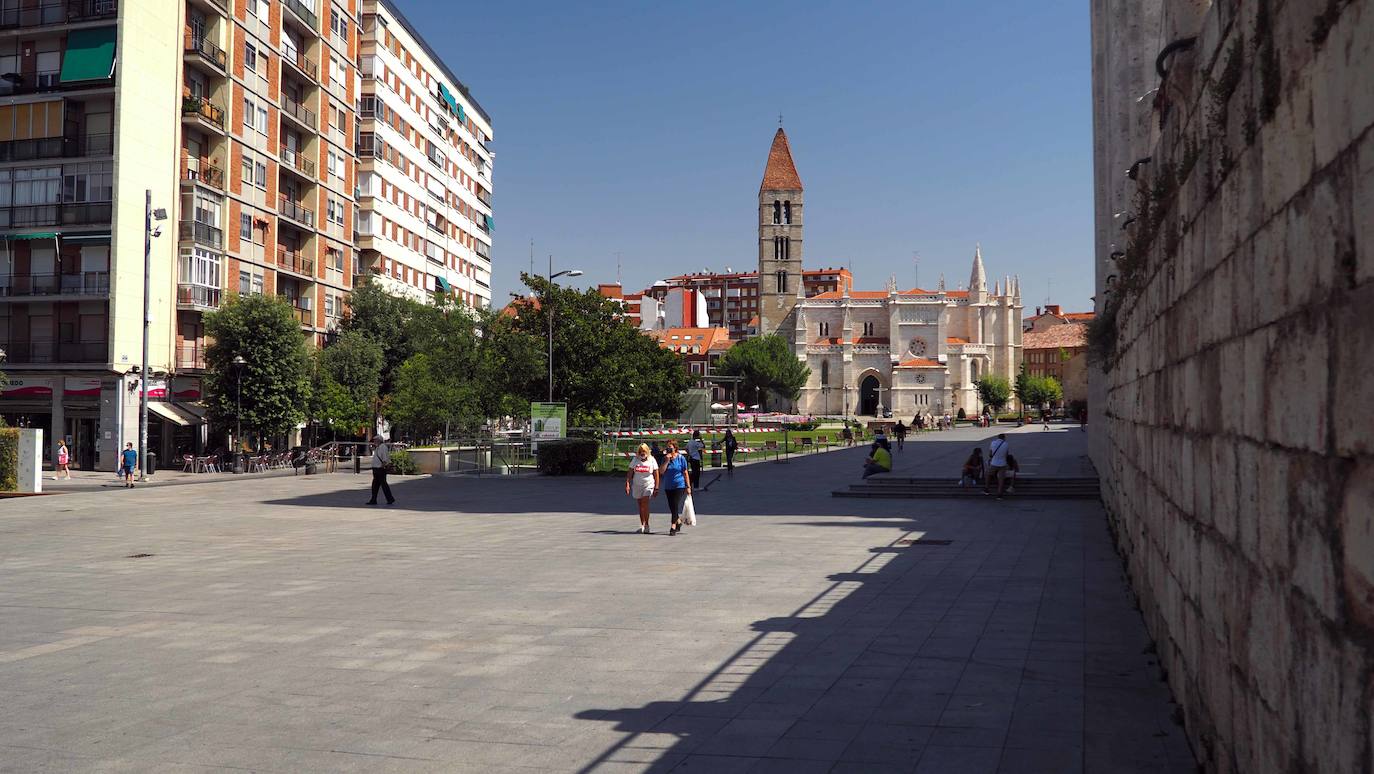 Entre los monumentos más importantes de este barrio se encuentran plaza Mayor, plaza Zorrilla o plaza España, entre otros