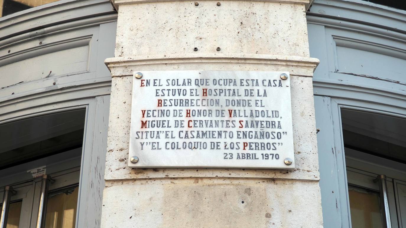 Entre los monumentos más importantes de este barrio se encuentran plaza Mayor, plaza Zorrilla o plaza España, entre otros