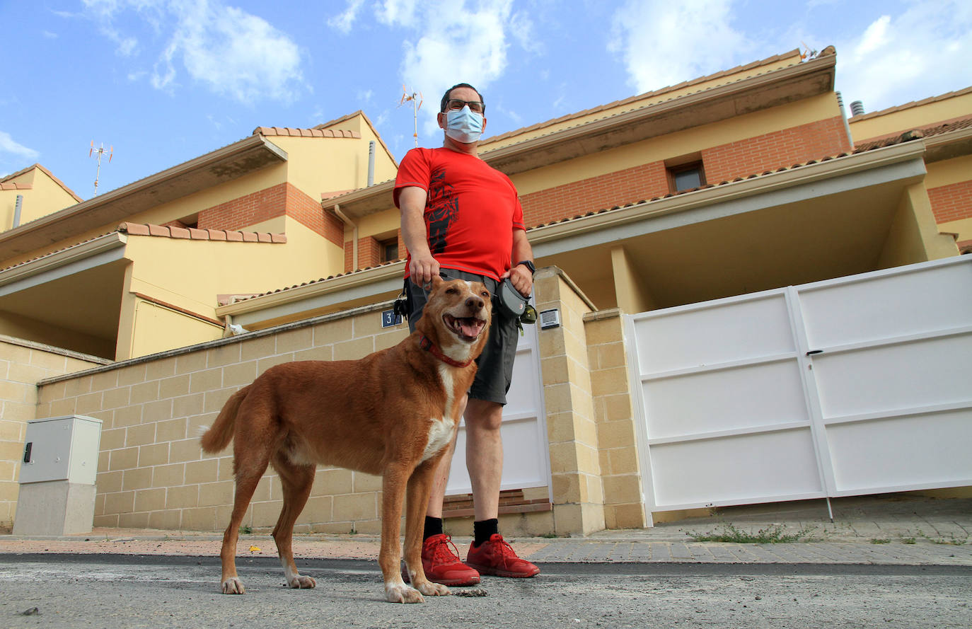 Miguel Ángel, con su perro, junto a su nueva vivienda.