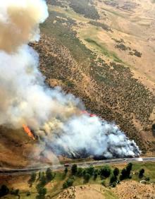 Imagen secundaria 2 - Declarado un incendio forestal en Navalacruz provocado por las llamas de un coche