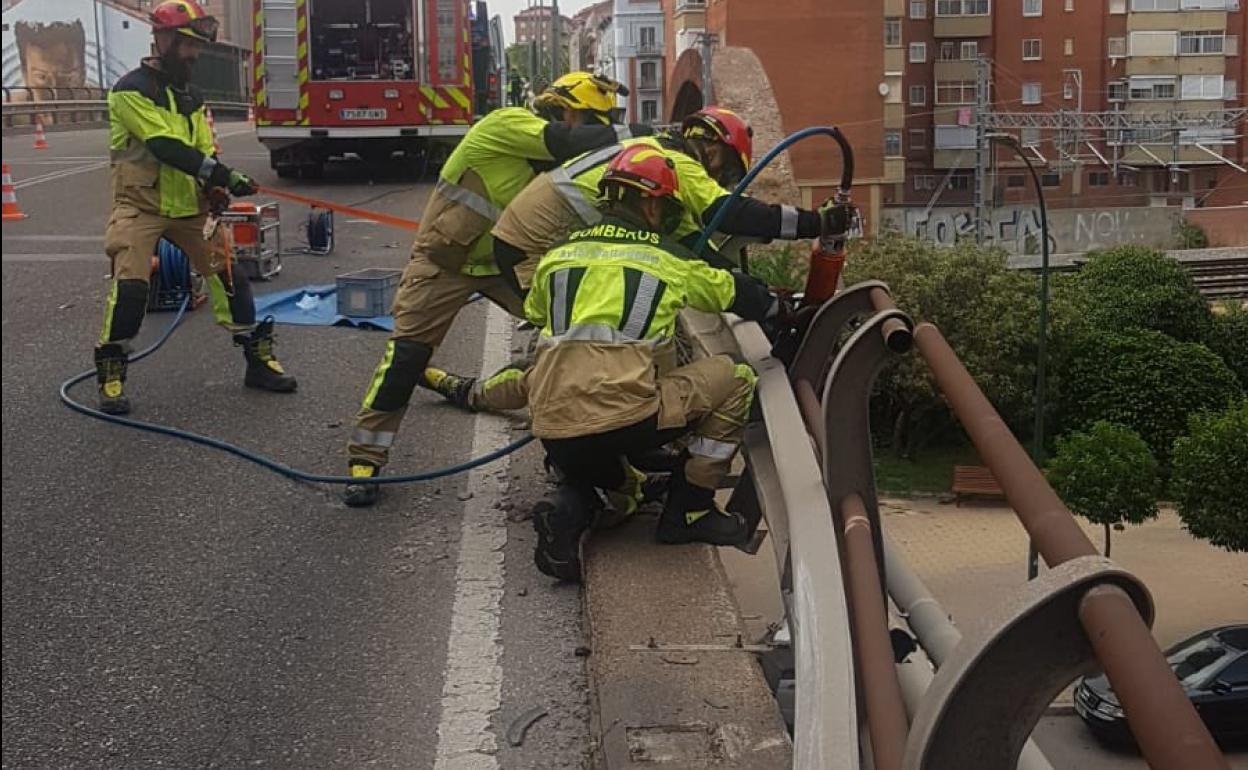 Los Bomberos de la capital aseguran la zona, este sábado por la tarde. 