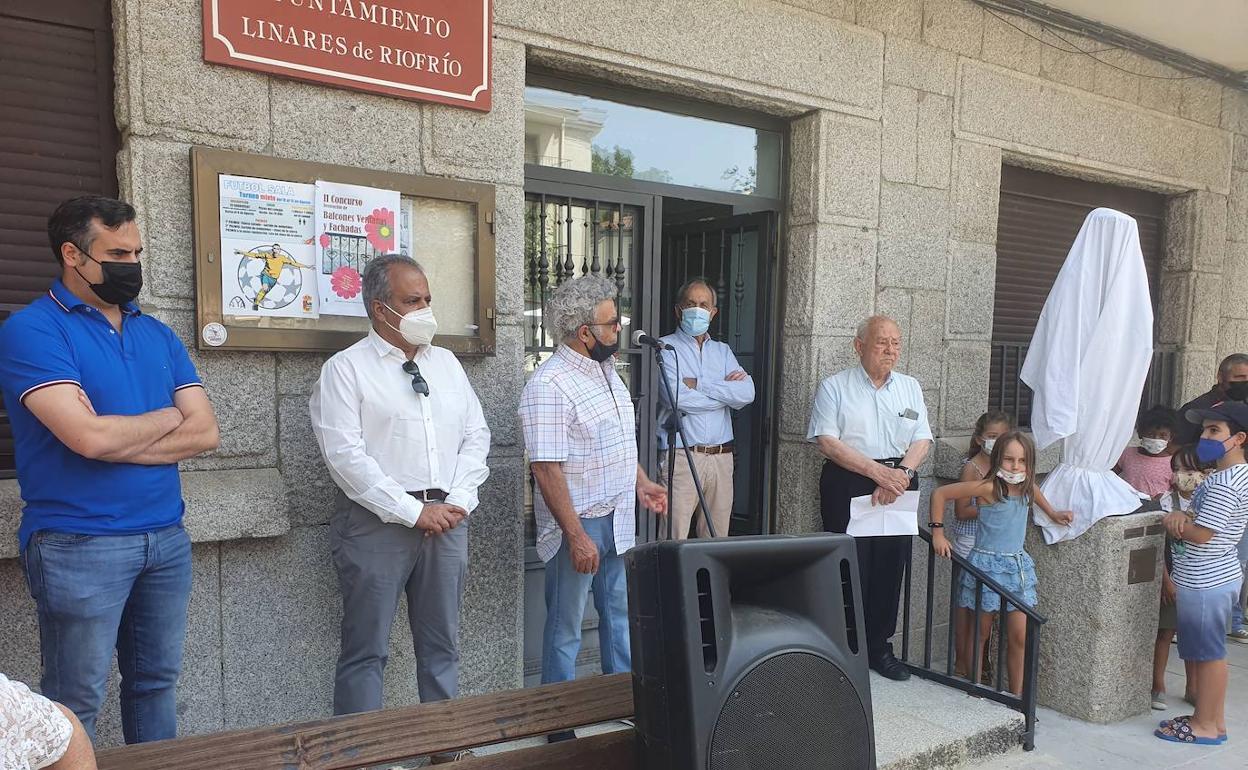 Los diputados Antonio Labrador y José María Sánchez, el escultor, el alcalde y el párroco. 