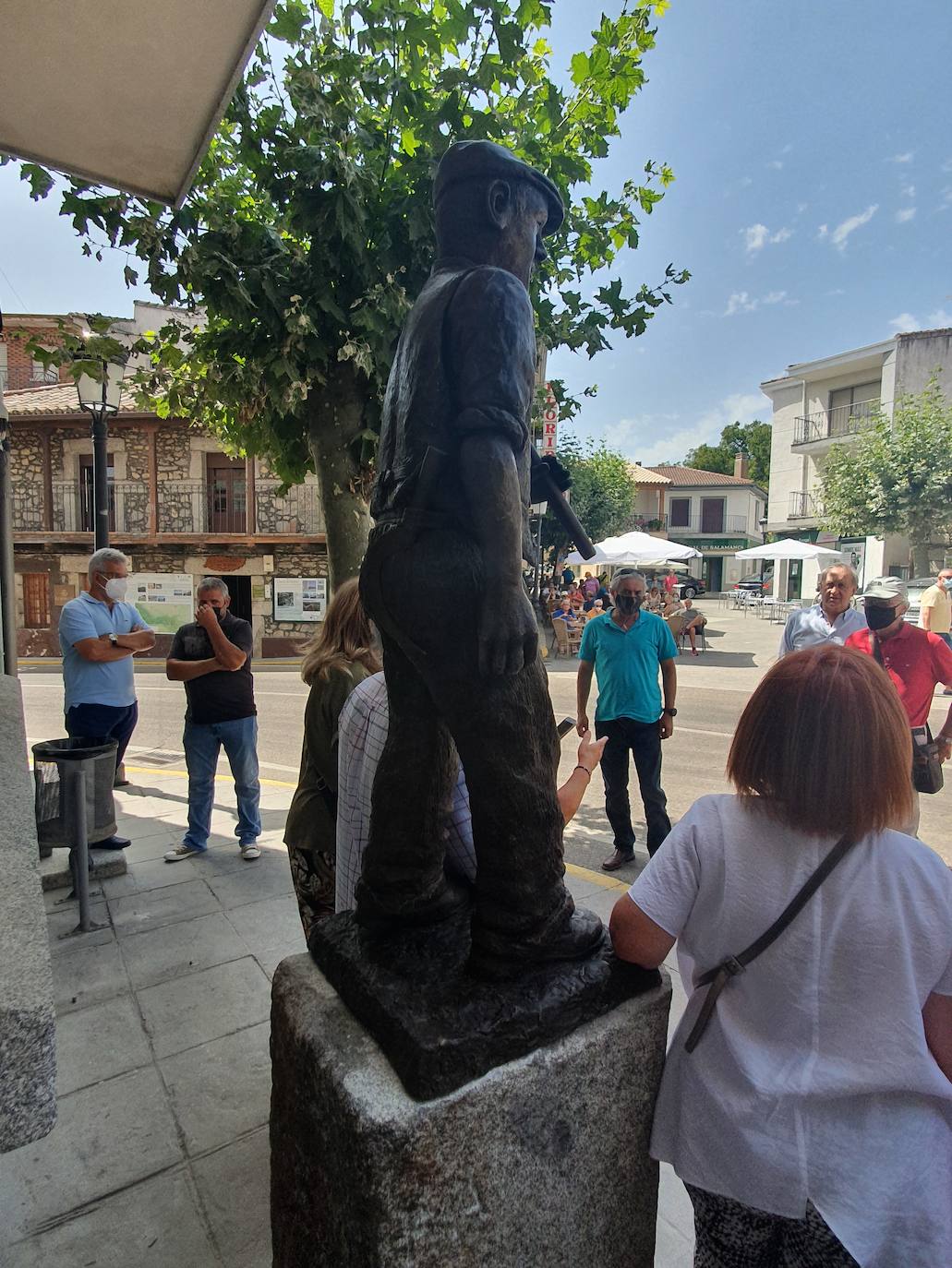 Fotos: El hombre de campo pervivirá en Linares de Riofrío en bronce