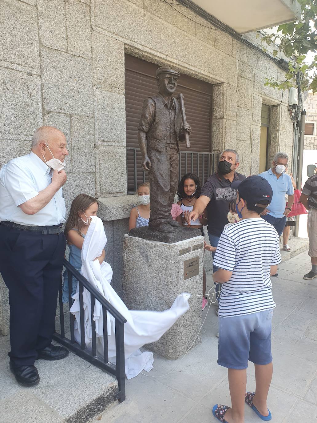 Fotos: El hombre de campo pervivirá en Linares de Riofrío en bronce