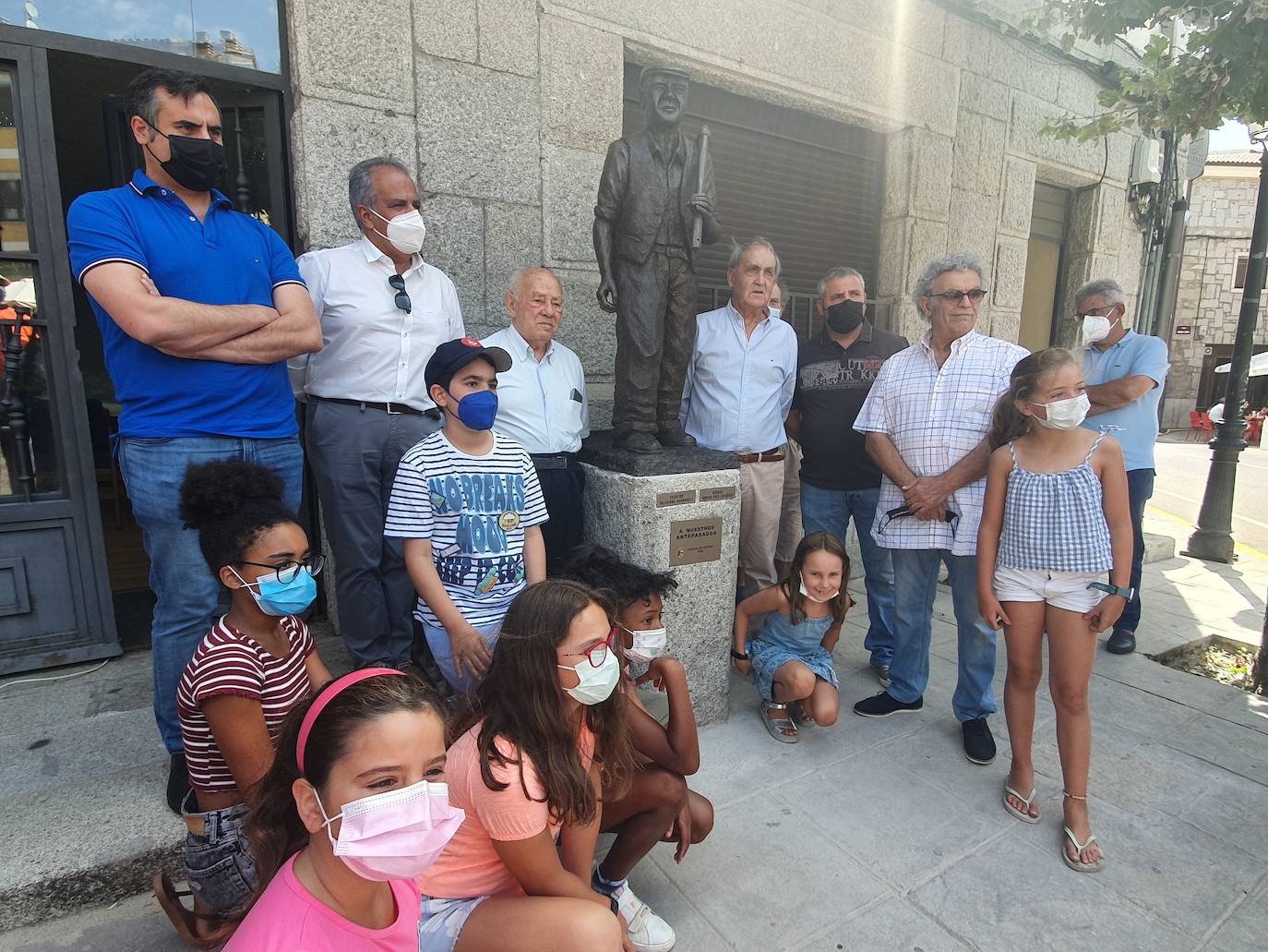 Fotos: El hombre de campo pervivirá en Linares de Riofrío en bronce