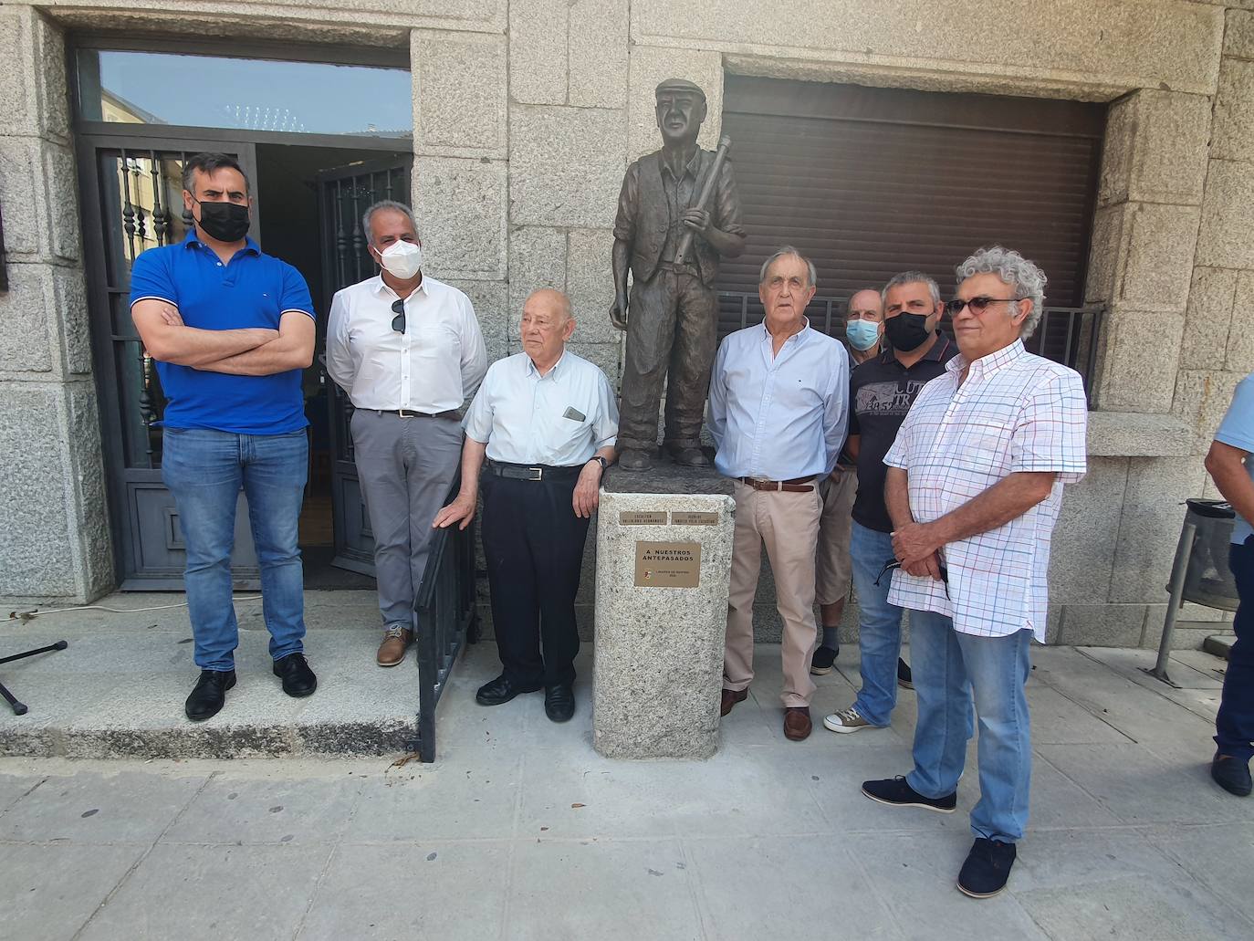 Fotos: El hombre de campo pervivirá en Linares de Riofrío en bronce