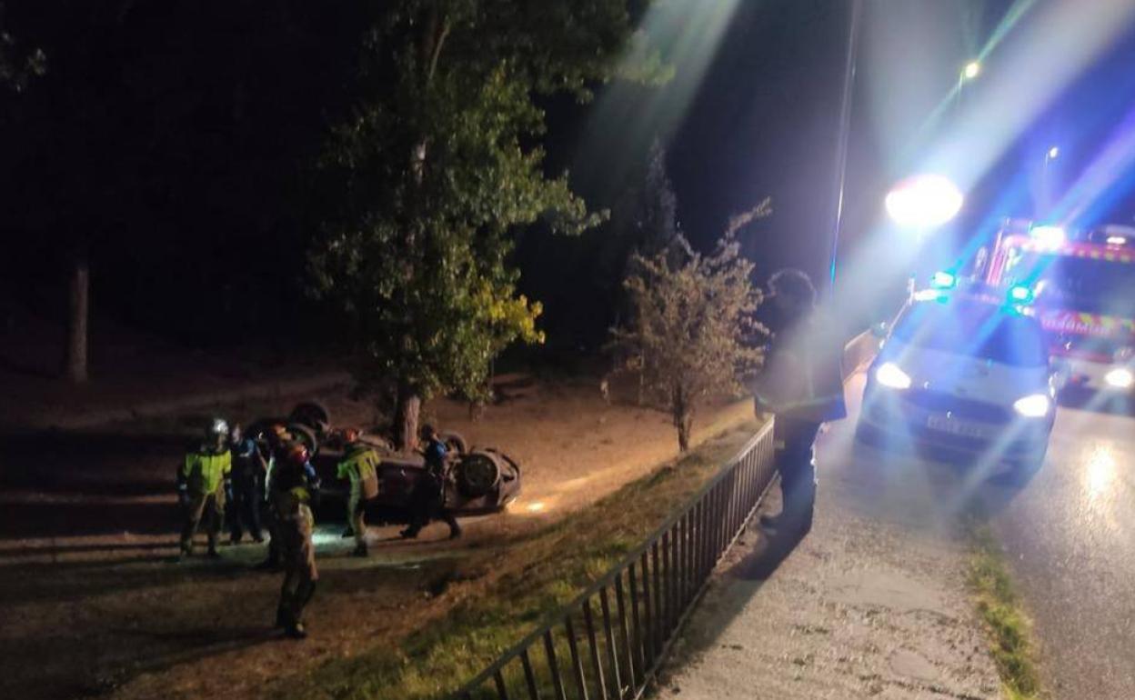 Bomberos y Policía intervienen en el siniestro.