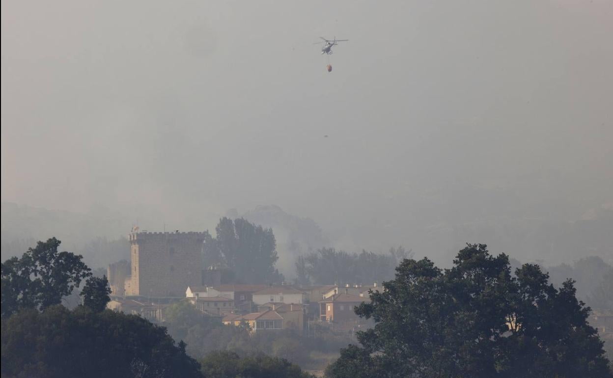 Tareas de extinción en la localidad abulense de Villaviciosa.