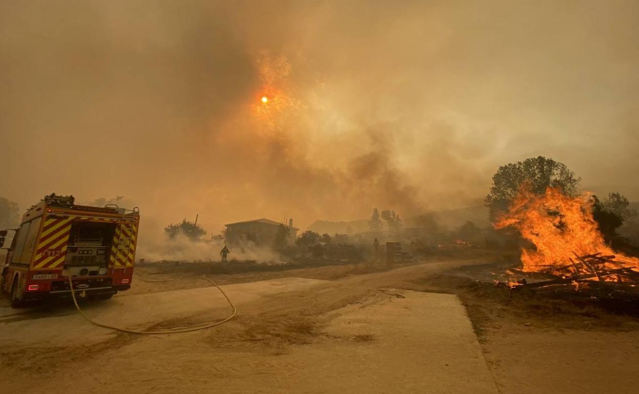 Incendio forestal en la localidad abulense de Sotalbo, originado en Navalacruz (Ávila).