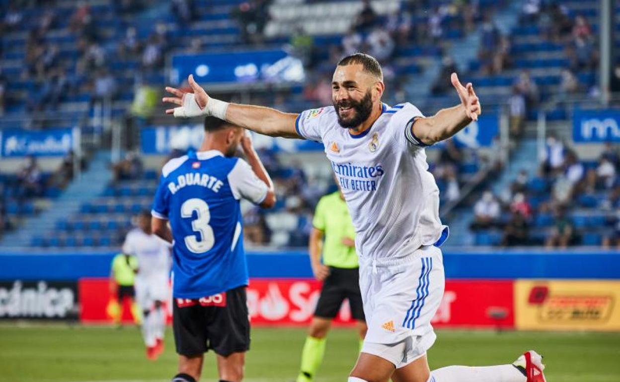 Benzema celebra uno de sus dos goles ante el Alavés. 