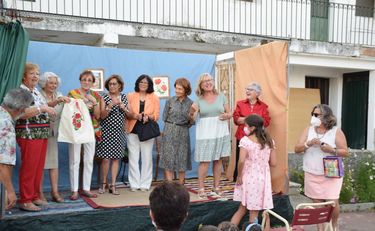 Actrices del grupo 'Cornocal' de Aldea del Obispo 