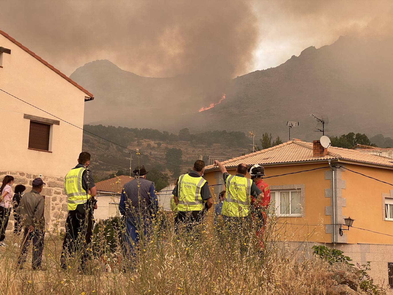 Incendio iniciado en Navalacruz, visto desde Villarejo.