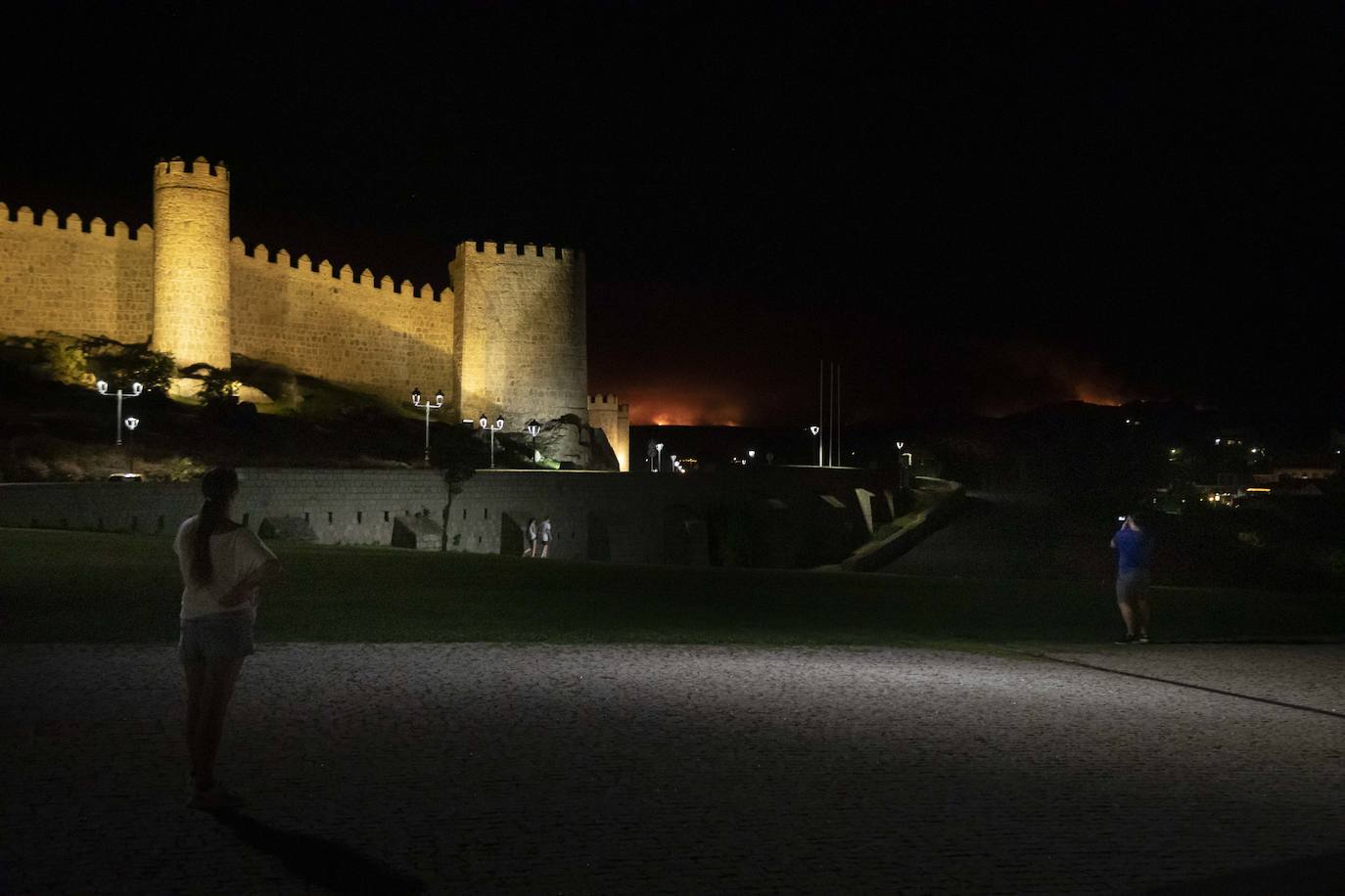 Fotos: Así han pasado la noche en Ávila por el incendio en Navalacruz