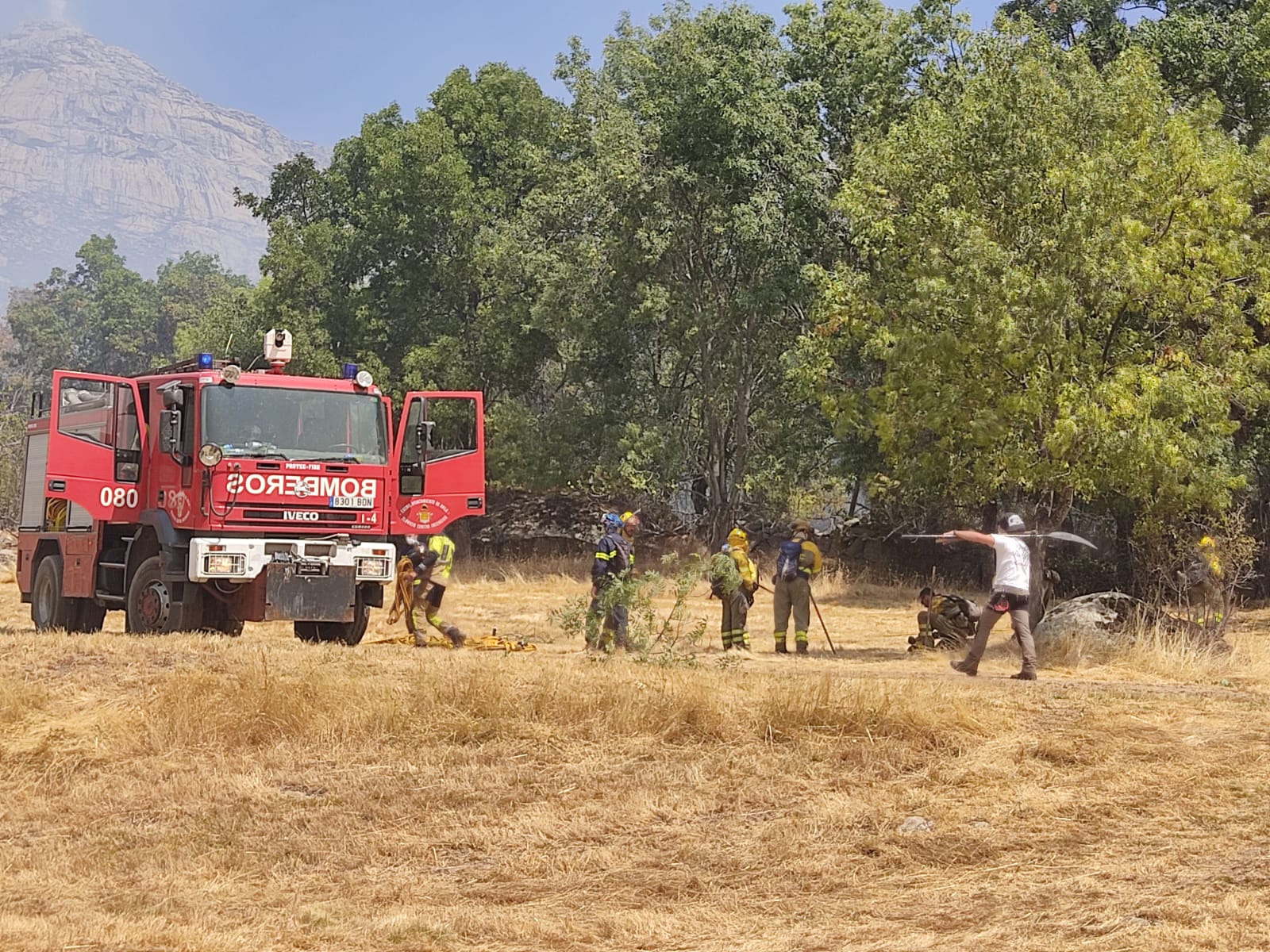 Fotos: Sigue la lucha contra el incendio de Navalacruz